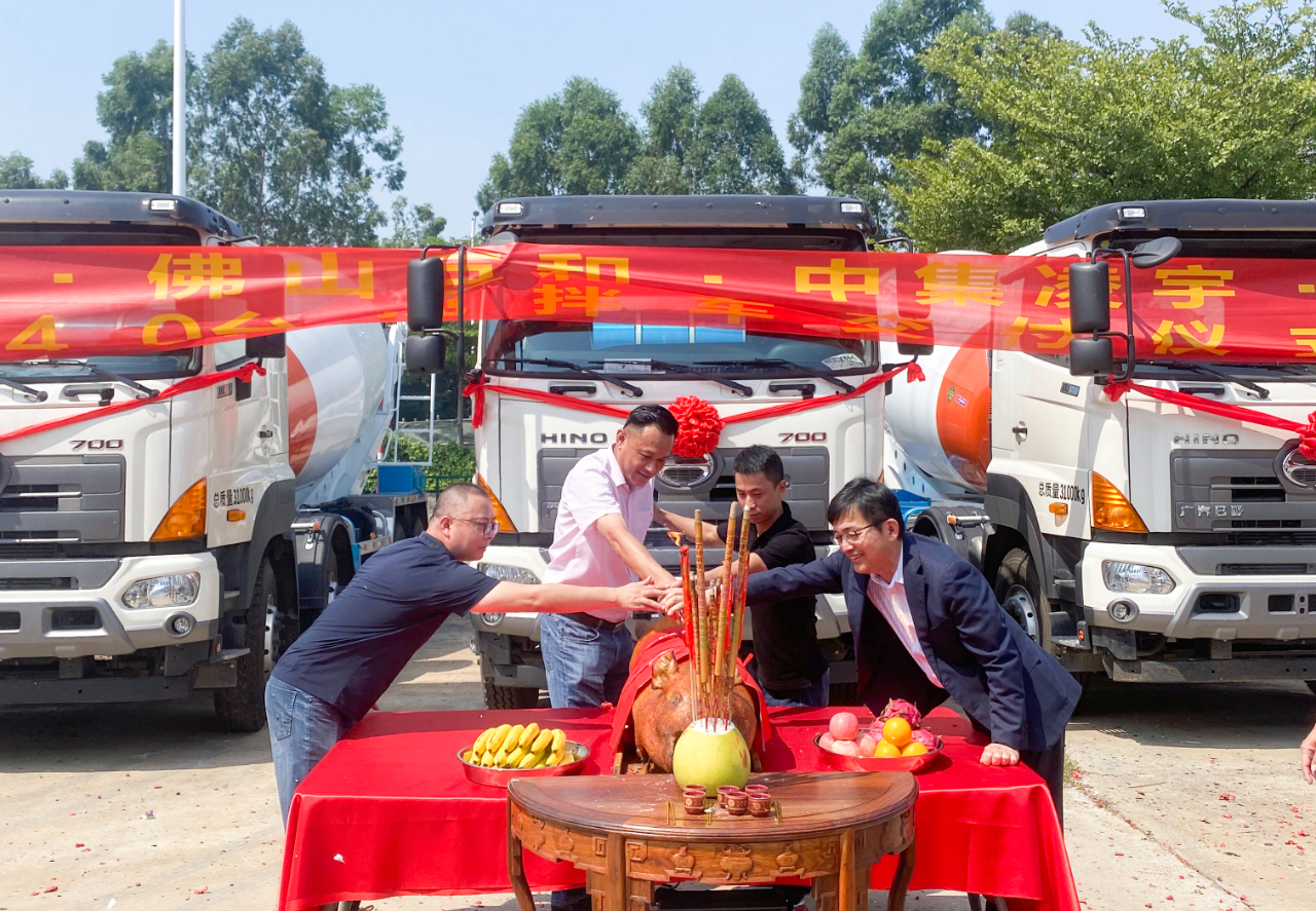 喜氣洋洋共相聚，40臺(tái)凌宇攪拌車交付大客戶！