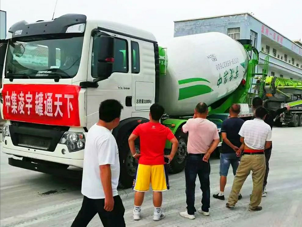 開攤啦！凌宇攪拌車“擺攤兒”湖北，客戶當(dāng)場(chǎng)下單！