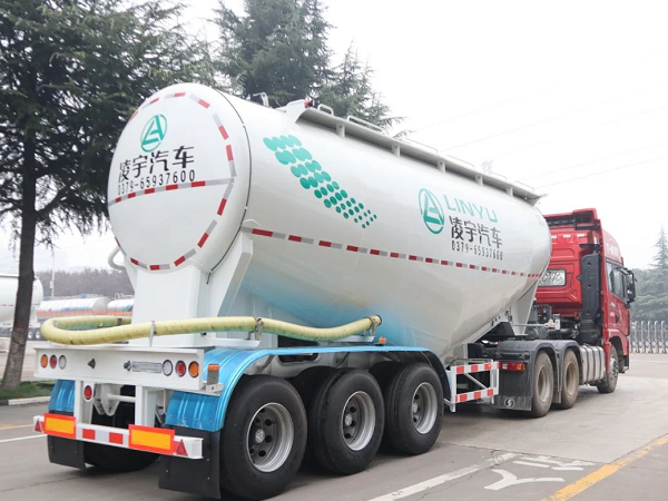 “小白罐”喜迎新搭檔，六大優(yōu)勢帶你揭秘專用牽引車